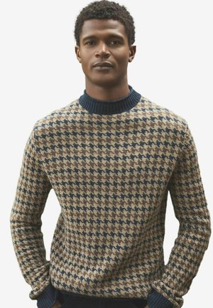 Strickpullover mit einem Hahnentrittmuster in Braun und Marineblau, mit einem gerippten dunkelblauen Kragen und Bündchen, aus einem strukturierten Stoff gefertigt.