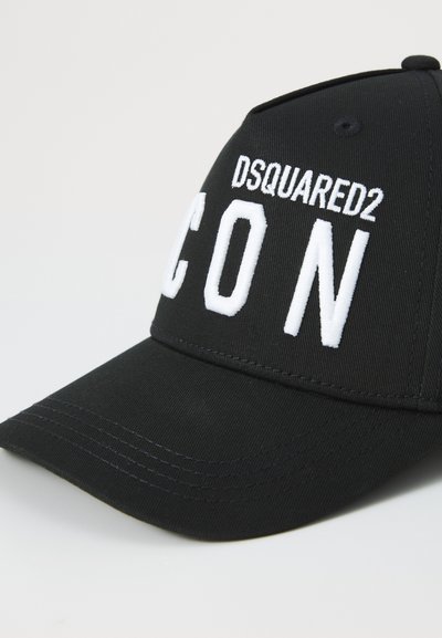 Sort kasket lavet af stof, forsynet med broderet hvid tekst "DSQUARED2 ICON." Struktureret form med buet skygge og synlige syninger.