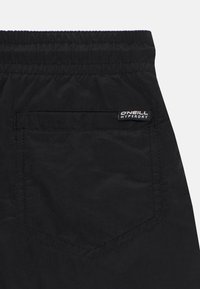 Svart shorts laget av lett materiale med elastisk midje, med en baklomme og "O'Neill Hyperdry"-merke.