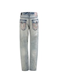 Wyblakłe niebieskie dżinsy o prostym kroju, z kontrastującymi czerwonymi i ciemnoniebieskimi przeszyciami na tylnej kieszeni oraz metką marki przy pasie.