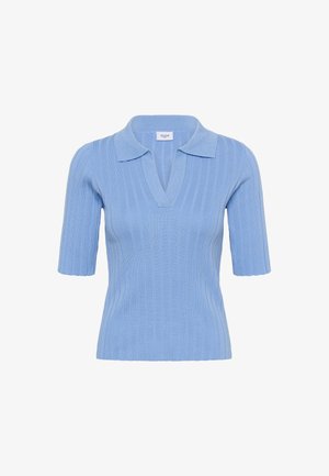 Helehall sinise soonikkoega polo-särk lühikeste varrukatega, millel on V-kaelus ja struktureeritud krae, mis annab vormitud silueti.