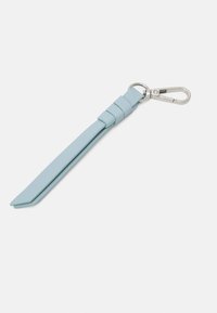 Portachiavi in pelle sintetica azzurro chiaro con una cinghia stretta e piatta, rifinito con un moschettone in metallo e punta appuntita per un facile attacco.