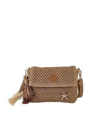 Bolso bandolera beige tejido con solapa, detalle de borla, acento de cuero, charm en forma de estrella de mar y correa ajustable. Superficie texturizada.