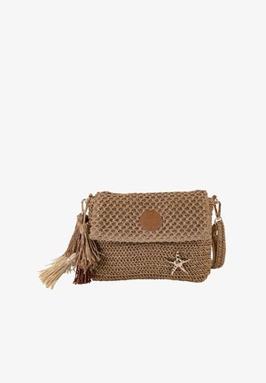 Bolso bandolera beige tejido con solapa, detalle de borla, acento de cuero, charm en forma de estrella de mar y correa ajustable. Superficie texturizada.