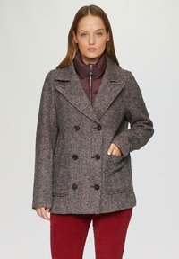 Doppeltknopfige Peacoat im Fischgratmuster, gefertigt aus strukturiertem Stoff mit schwarzen Knöpfen und einem bordeauxroten Innenkragen.