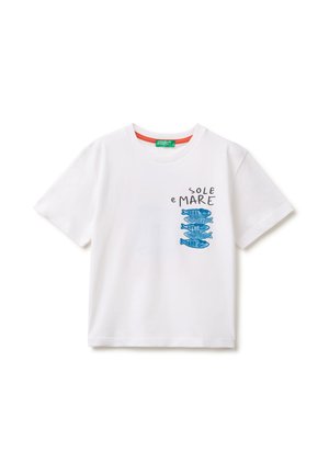 Camiseta blanca de manga corta con gráfico de peces apilados en azul y texto "SOLE e MARE" en el pecho izquierdo.