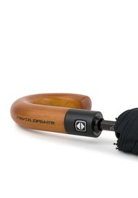 Parasolka z drewnianym uchwytem o krzywym, ergonomicznym kształcie, z czarną metalową rurką i czarnym materiałowym daszkiem, oznaczonym nazwą marki.