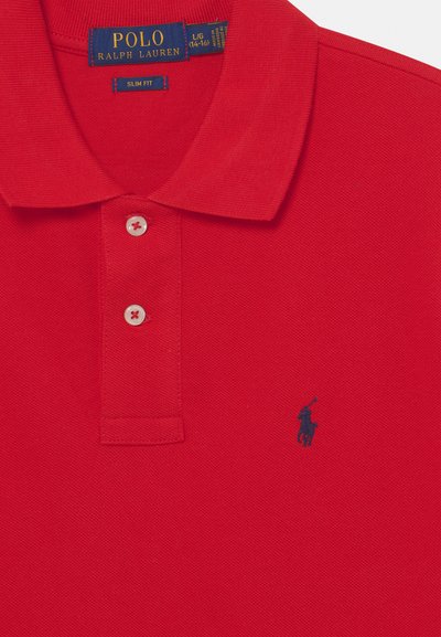 Rød Polo Ralph Lauren slim fit skjorte med to hvide knapper og marineblåt broderet polospillerlogo på brystet.