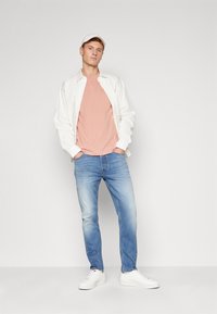 HUGO DERO - Pamata T-krekls - light/pastel red