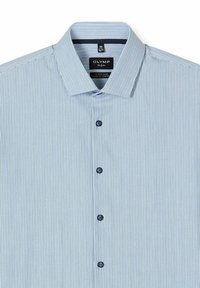 Hellblaues Herrenhemd mit dünnen, dunklen vertikalen Streifen, Knopfleiste vorne und spitzem Kragen.