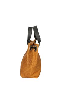 Borsa intrecciata di colore beige con una finitura testurizzata, caratterizzata da una parte superiore arricciata e manici in pelle nera collegati da anelli argentati.