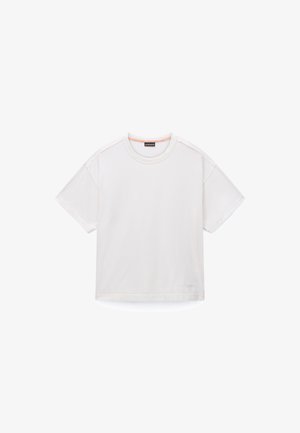 Hvid T-shirt med korte ærmer og rund hals, med en lille logodetalje nederst til venstre, vist på en hvid baggrund.