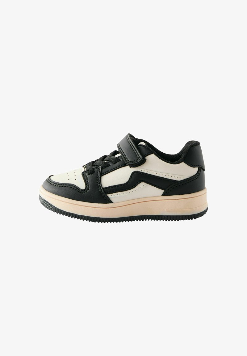 Baskets noir et blanc avec une tige en cuir lisse, un col rembourré, une fermeture à lacets et Velcro, et une semelle en caoutchouc à motifs.