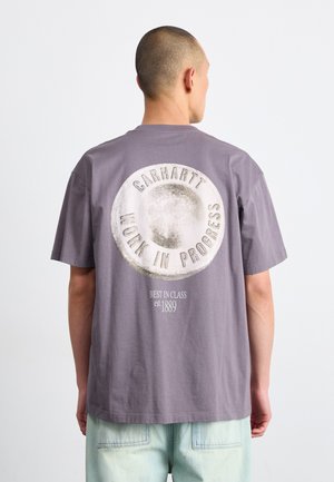 Grå bomulds t-shirt med et stort rundt grafisk tryk på ryggen med "Carhartt WORK IN PROGRESS" og "BEST IN CLASS est. 1889."