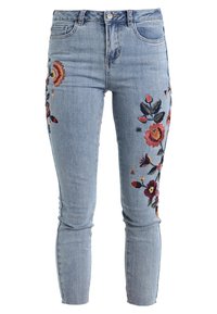 Jeans de mezclilla azul claro con bordado floral en rojo, rosa y verde en los lados, con un corte ajustado y diseño estándar de cinco bolsillos.