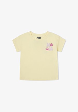 Camisa de manga corta de color amarillo claro con texto "ALOHA" en púrpura y gráfico de flor rosa y sol en la parte superior izquierda del pecho.
