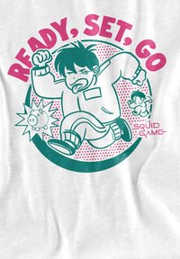 Weißes T-Shirt mit einem Druck eines laufenden Charakters in Teal- und Pinktönen, umgeben von dem Text "BEREIT, START, LOS" und einem Sparschwein-Symbol.