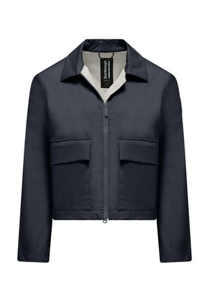 Giacca cropped blu navy con zip frontale, colletto appuntito, due tasche sul petto e una superficie liscia. Etichetta visibile all'altezza del colletto.