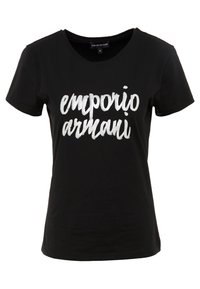 Svart bomullströja med korta ärmar och rund halsringning. Har vit, glansig text "emporio armani" över framsidan i en avslappnad skriptstil.
