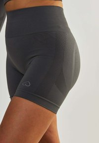 Hoge taille donkergrijze shorts van rekbaar materiaal met textuurpanelen, met een klein hartlogo op de dij.