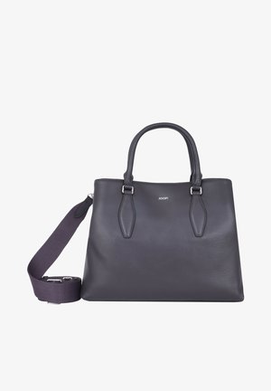 Sac à main en cuir gris foncé avec deux poignées supérieures et une bandoulière amovible. Présente des lignes épurées et une texture lisse, sans motifs visibles.