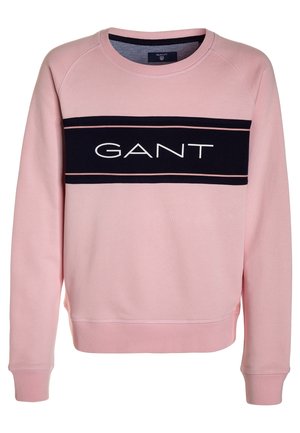 Hellrosa langärmliger Pullover mit gerippten Bündchen und Saum, versehen mit einem dunkelblauen horizontalen Streifen und dem "GANT"-Logo in Weiß auf der Brust.
