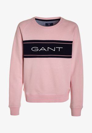 Sweat-shirt à manches longues rose clair avec poignets et ourlet côtelés, présentant une bande horizontale bleu marine et le logo "GANT" en blanc sur la poitrine.