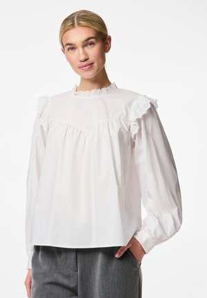 Blusa bianca in cotone con scollo arricciato e maniche rifinite in pizzo. Presenta una vestibilità ampia e dettagli plissettati nella parte anteriore.