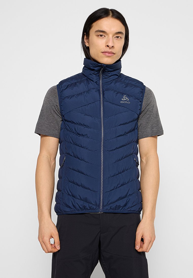 Navyblaues isoliertes Weste mit hohem Kragen, Reißverschluss vorne und horizontalem Steppmuster. Mit einem geprägten Logo auf der Brust.