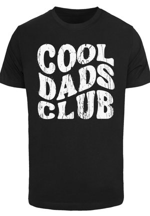 Zwarte katoenen t-shirt met opvallende, verouderde witte tekst "COOL DADS CLUB" in een speelse, gevarieerde lettertype.