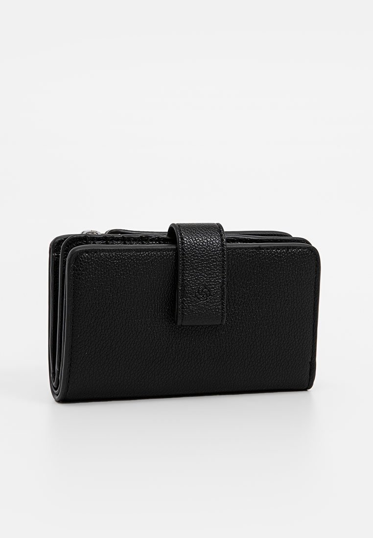 Cartera de cuero negra con un acabado texturizado, que cuenta con un cierre de correa y esquinas redondeadas, diseñada para un almacenamiento compacto.