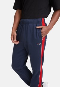 Fila Trainingsbroek - black iris true red