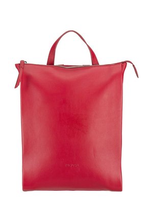 Rote Leder-Shopper-Tasche mit oberem Griff, Reißverschluss und dezentem Markenprägung, die nahe dem unteren Rand zentriert ist.