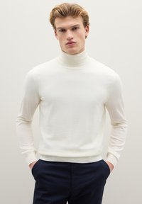 Weißer Rollkragenpullover aus einem weichen, leichten Material. Verfügt über lange Ärmel und gerippte Details am Kragen und an den Bündchen.
