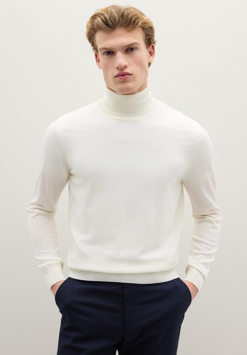 Weißer Rollkragenpullover aus einem weichen, leichten Material. Verfügt über lange Ärmel und gerippte Details am Kragen und an den Bündchen.