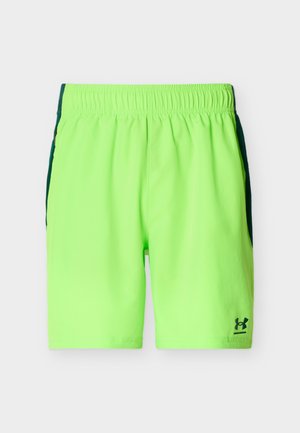 Neónovo zelené športové šortky s elastickým pásom a čiernym logom Under Armour na ľavej nohavici, s tmavými bočnými panelmi.