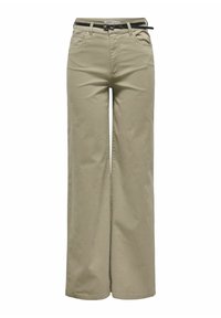 Pantalon beige à jambes larges avec poches avant, passants pour ceinture et une fine ceinture noire avec une boucle argentée.
