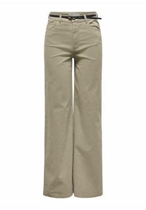 Pantalon beige à jambes larges avec poches avant, passants pour ceinture et une fine ceinture noire avec une boucle argentée.