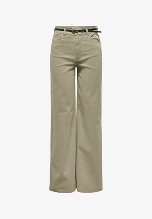 Pantalon beige à jambes larges avec poches avant, passants pour ceinture et une fine ceinture noire avec une boucle argentée.