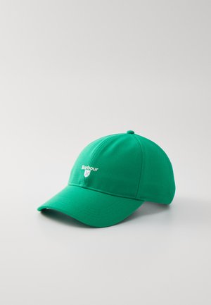 Casquette de baseball en coton vert avec visière courbée, arborant le logo et l'emblème blancs "Barbour" à l'avant. Texture lisse et design structuré.