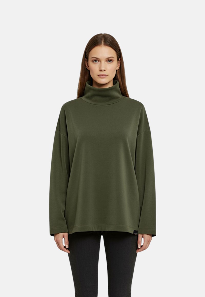 Maglione a collo alto oversize verde oliva in tessuto liscio, con spalle scese e vestibilità rilassata. Cucitura orizzontale all'orlo.