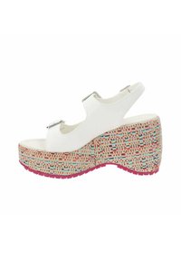 Witte wedge sandalen met een geweven textuurbasis, voorzien van multikleurige accenten en een roze rubberen zool. Verstelbare enkelbandjes met metallic gespen.