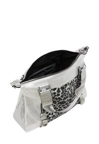 Sølv håndtaske med et tekstureret krokodilleskinds mønster og panel med sort leopardprint. Udstyret med sølvfarvet hardware og lynlås-lukning, samt et sort indre.
