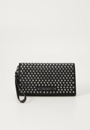 Bolso de mano negro con un diseño de remaches adornado con rhinestones plateados y transparentes, material texturizado y una correa para la muñeca desmontable.