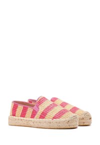 Geweven espadrilles met een gestreept patroon in roze en geel, voorzien van een natuurlijke jute zool en zachte roze accenten rond de opening.