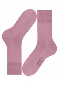 Calzini crew rosa con polsini a coste, texture liscia e punta rinforzata. Presentano un logo discreto sulla suola in caratteri scuri.