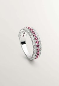 Anillo de plata con dos filas de piedras preciosas alternando entre tonos rosa y claros, con una banda texturizada y pequeñas aberturas en el lado interior.