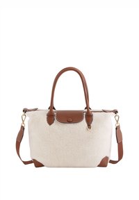 Bolso de mano de cuero color coñac con cuerpo de piel sintética cremosa, doble asa, correa de hombro desmontable y detalles en dorado.