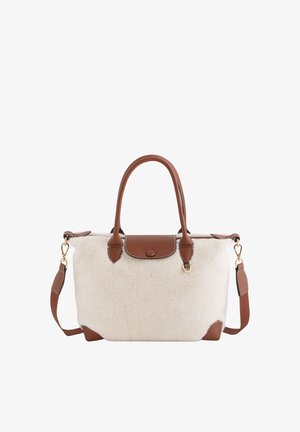 Bolso de mano de cuero color coñac con cuerpo de piel sintética cremosa, doble asa, correa de hombro desmontable y detalles en dorado.