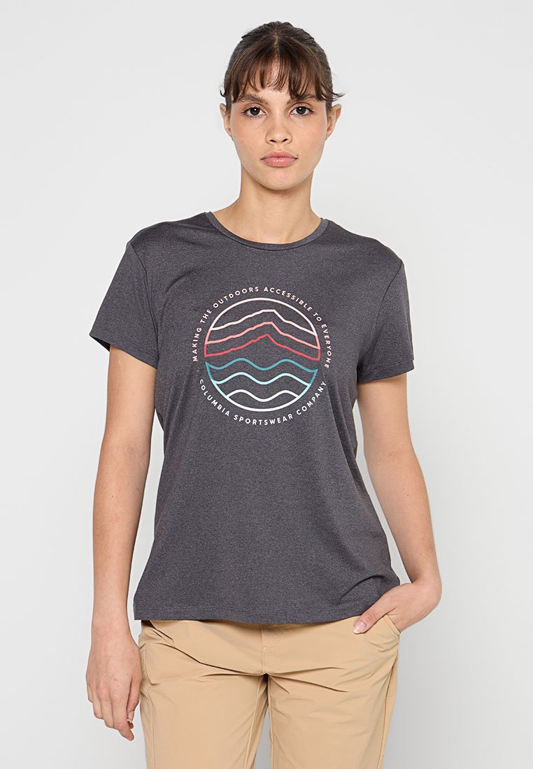 T-shirt grigio a maniche corte con una grafica circolare caratterizzata da design a onde sovrapposte in rosso e blu, realizzato in un tessuto morbido e traspirante.